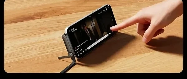 Wbudowany stojak podtrzymujący telefon w poziomie na biurku